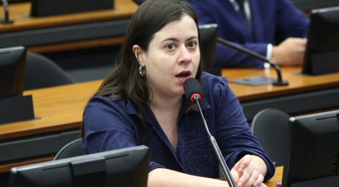 Comissão aprova regra de transparência para reforma de escolas após desastres Comissão aprova regra de transparência para reforma de escolas após desastres