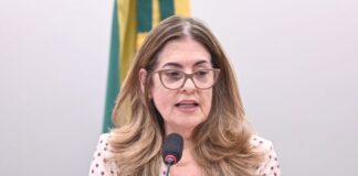 Comissão aprova regras para uniformes e veda vestimentas que violem a dignidade do empregado Comissão aprova regras para uniformes e veda vestimentas que violem a dignidade do empregado