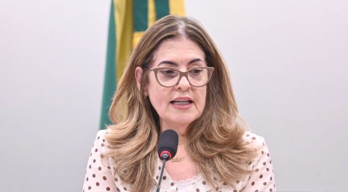 Comissão aprova regras para uniformes e veda vestimentas que violem a dignidade do empregado Comissão aprova regras para uniformes e veda vestimentas que violem a dignidade do empregado