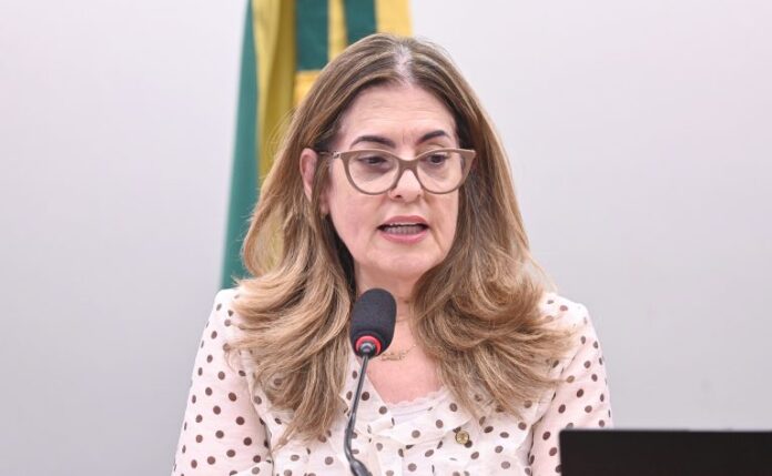 Comissão aprova regras para uniformes e veda vestimentas que violem a dignidade do empregado Comissão aprova regras para uniformes e veda vestimentas que violem a dignidade do empregado