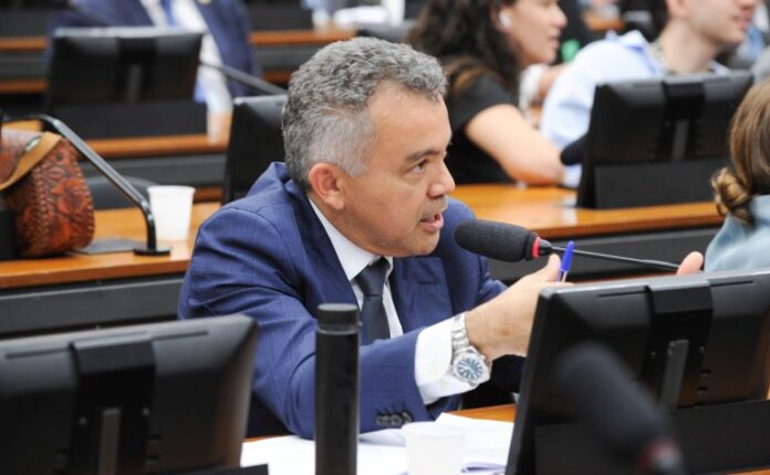 Comissão aprova ressarcimento a cartórios por atos gratuitos e modernização de regras para casamento Comissão aprova ressarcimento a cartórios por atos gratuitos e modernização de regras para casamento