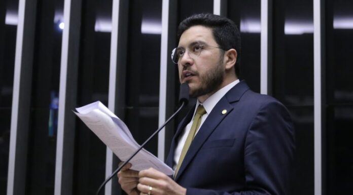 Comissão aprova revisão por pessoa em decisões de algoritmos sobre dados pessoais Comissão aprova revisão por pessoa em decisões de algoritmos sobre dados pessoais