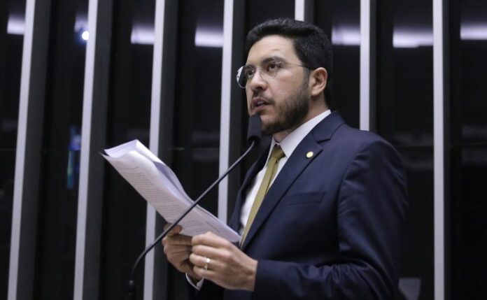 Comissão aprova revisão por pessoa em decisões de algoritmos sobre dados pessoais Comissão aprova revisão por pessoa em decisões de algoritmos sobre dados pessoais