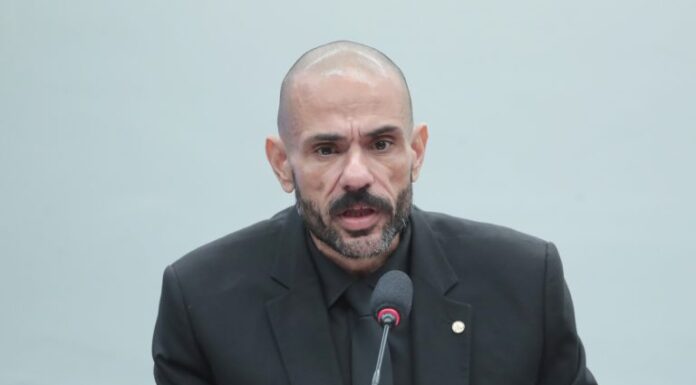 Comissão aprova selo para comércio que der desconto a agentes de segurança Comissão aprova selo para comércio que der desconto a agentes de segurança