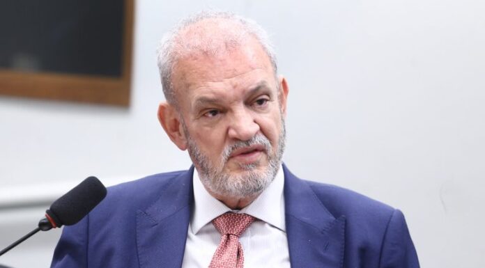 Comissão aprova visitação de criança e adolescente órfãos a idoso em asilo Comissão aprova visitação de criança e adolescente órfãos a idoso em asilo