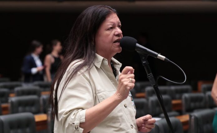 Comissão da Câmara aprova piso salarial de R$ 5,5 mil para assistentes sociais; texto pode ir ao Senado