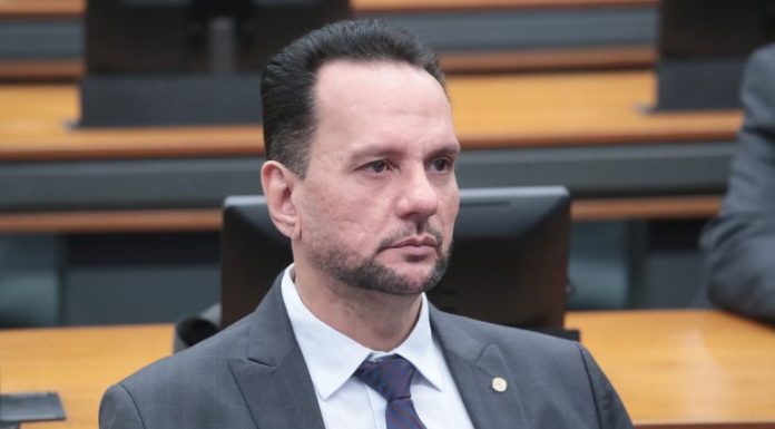 Comissão da Câmara aprova projeto que permite optar por documentos oficiais em formato digital Comissão da Câmara aprova projeto que permite optar por documentos oficiais em formato digital
