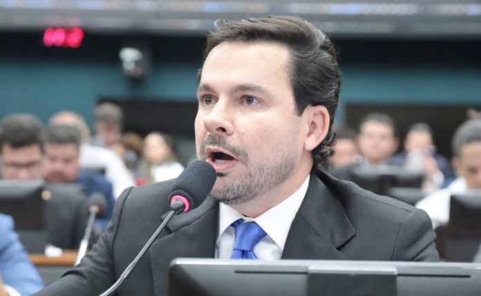 Comissão de Constituição e Justiça aprova fim de taxa de fiscalização sobre telefones celulares Comissão de Constituição e Justiça aprova fim de taxa de fiscalização sobre telefones celulares