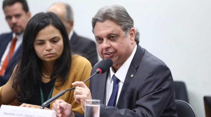 Comissão de Constituição e Justiça aprova proposta que regulamenta profissão de coletor de lixo Comissão de Constituição e Justiça aprova proposta que regulamenta profissão de coletor de lixo