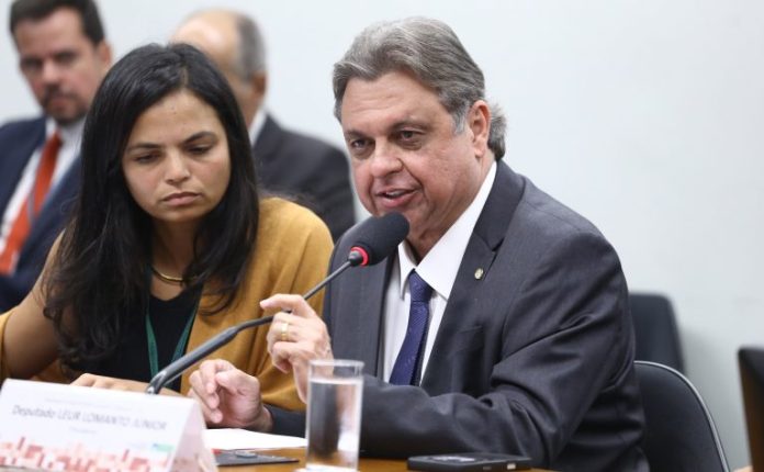 Comissão de Constituição e Justiça aprova proposta que regulamenta profissão de coletor de lixo