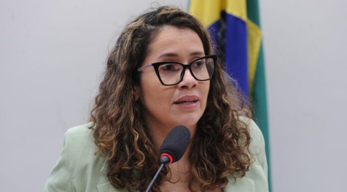 Comissão de Cultura aprova exigência de descentralização dos investimentos feitos via Lei Rouanet Comissão de Cultura aprova exigência de descentralização dos investimentos feitos via Lei Rouanet