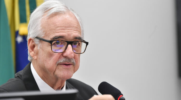 Comissão de Saúde debate política nacional de cuidado integral às pessoas com Parkinson Comissão de Saúde debate política nacional de cuidado integral às pessoas com Parkinson