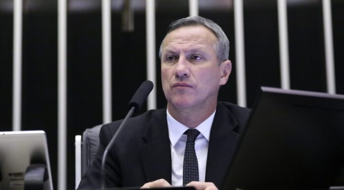 Comissão de Segurança aprova porte de arma para defensores públicos Comissão de Segurança aprova porte de arma para defensores públicos