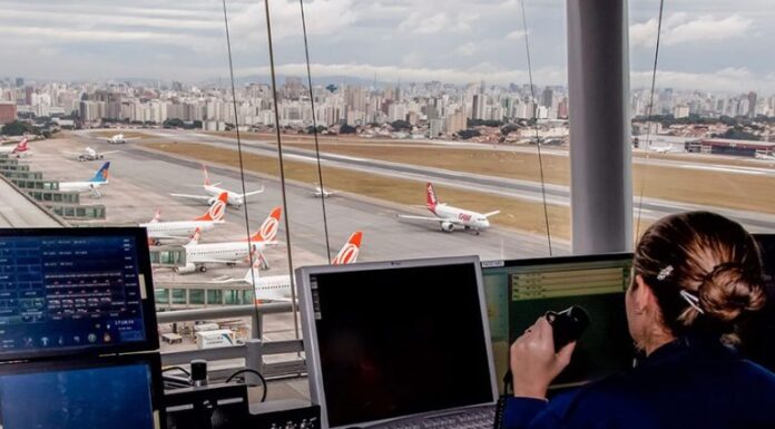 Comissão debate condições de trabalho dos profissionais de controle de tráfego aéreo Comissão debate condições de trabalho dos profissionais de controle de tráfego aéreo