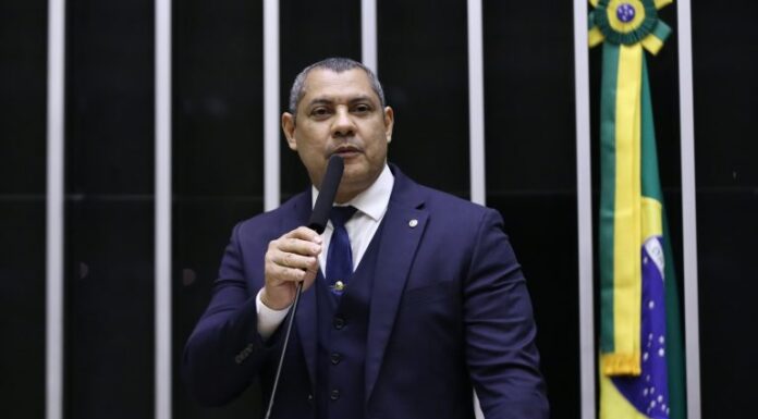 Comissão debate porte de arma para vigilantes fora do horário de serviço Comissão debate porte de arma para vigilantes fora do horário de serviço
