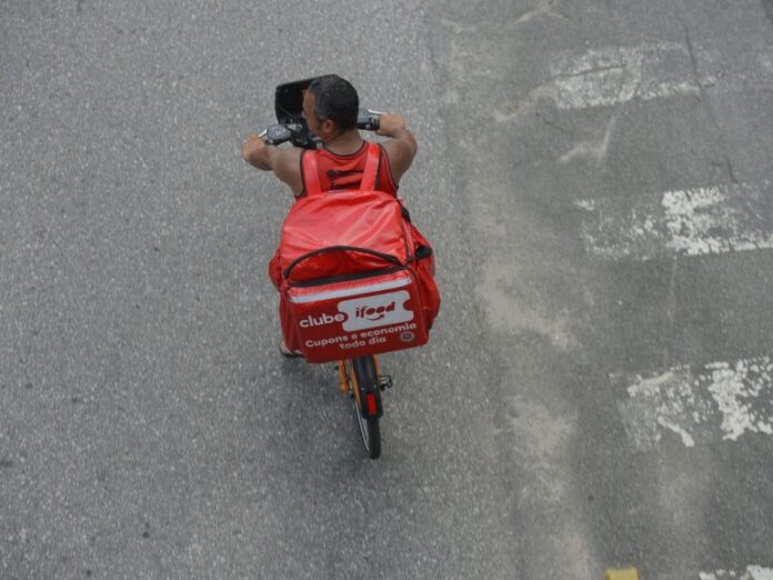 Comissão especial debate relação de trabalho de motoristas e entregadores de aplicativo