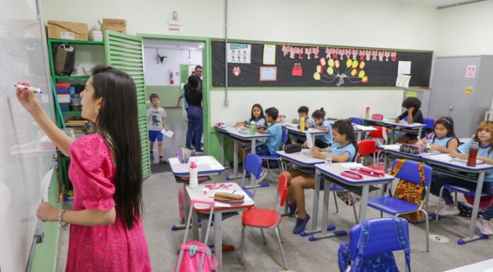 Comissão Especial do PNE discute formação e valorização dos profissionais da educação básica Comissão Especial do PNE discute formação e valorização dos profissionais da educação básica