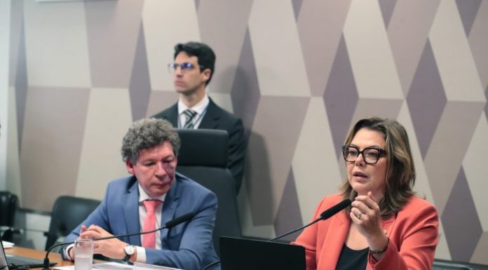 Comissão vota na segunda-feira MP que acaba com “taxa das blusinhas” para compras de até 50 dólares Comissão vota na segunda-feira MP que acaba com "taxa das blusinhas” para compras de até 50 dólares