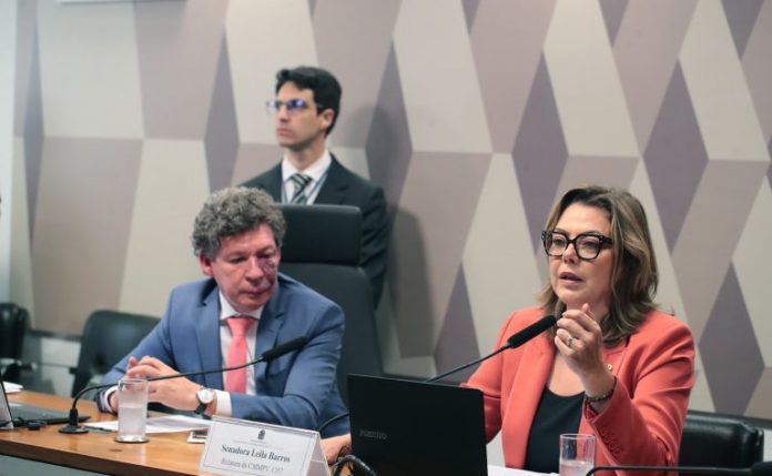 Comissão vota na segunda-feira MP que acaba com "taxa das blusinhas” para compras de até 50 dólares Comissão vota na segunda-feira MP que acaba com "taxa das blusinhas” para compras de até 50 dólares