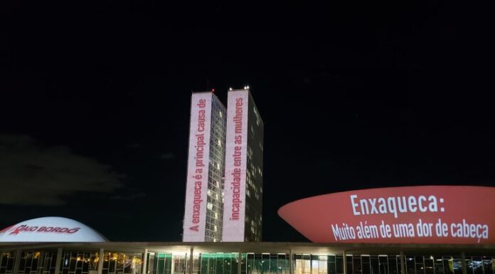 Congresso Nacional exibe projeção de frases para alertar sobre dores de cabeça Congresso Nacional exibe projeção de frases para alertar sobre dores de cabeça