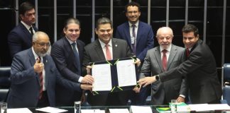 Congresso promulga emenda que acaba com escala 6×1 e estabelece jornada máxima de 40 horas semanais Congresso promulga emenda que acaba com escala 6x1 e estabelece jornada máxima de 40 horas semanais