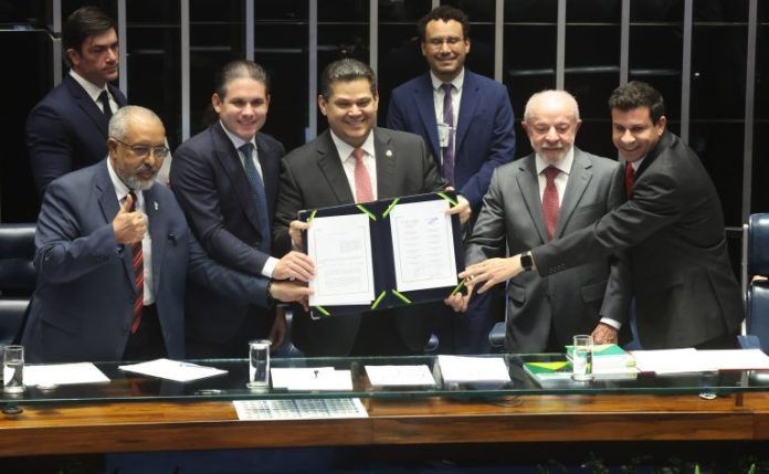 Congresso promulga emenda que acaba com escala 6x1 e estabelece jornada máxima de 40 horas semanais Congresso promulga emenda que acaba com escala 6x1 e estabelece jornada máxima de 40 horas semanais