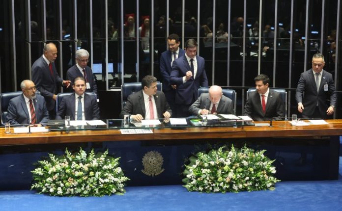 Congresso promulga o fim da escala 6x1 e aposentadoria especial para agentes de saúde