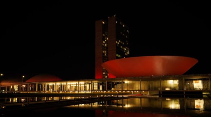Congresso recebe iluminação vermelha em apoio ao Dia Internacional da Dignidade Menstrual Congresso recebe iluminação vermelha em apoio ao Dia Internacional da Dignidade Menstrual
