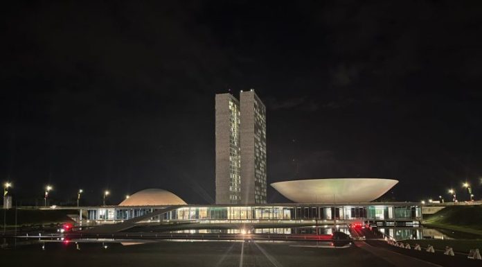 Congresso se ilumina de marrom como parte da campanha de prevenção à cegueira Congresso se ilumina de marrom como parte da campanha de prevenção à cegueira