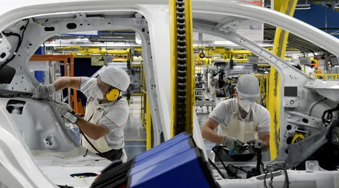 Indústria produz 392,9 mil veículos no 1º bimestre, alta de quase 15%