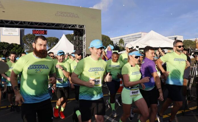 Corrida da Câmara reúne 6 mil pessoas na Esplanada em celebração aos 200 anos da Casa