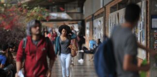 Negros são minoria no serviço público federal e têm menores salários