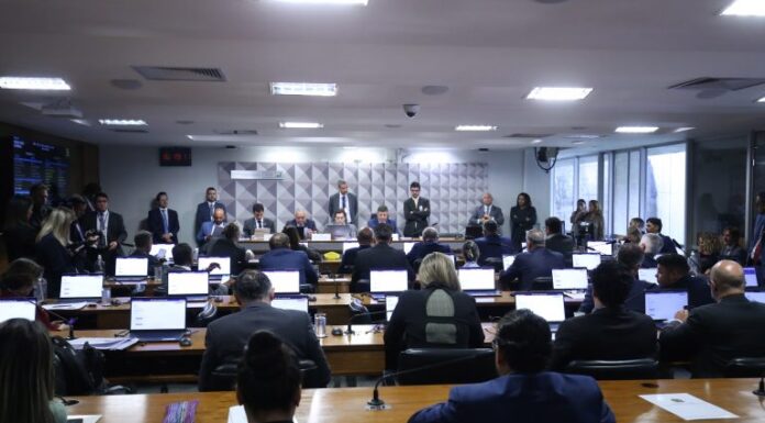 CPMI do INSS adia depoimento de advogado e mantém condução coercitiva CPMI do INSS adia depoimento de advogado e mantém condução coercitiva