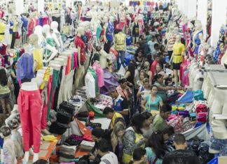 Evento na Feira da Madrugada leva informação a comerciantes