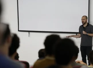 Matemática é estudo, prática, persistência e sorte, diz medalhista