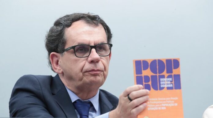 Debatedores apontam necessidade de acompanhamento psicossocial à população em situação de rua Debatedores apontam necessidade de acompanhamento psicossocial à população em situação de rua