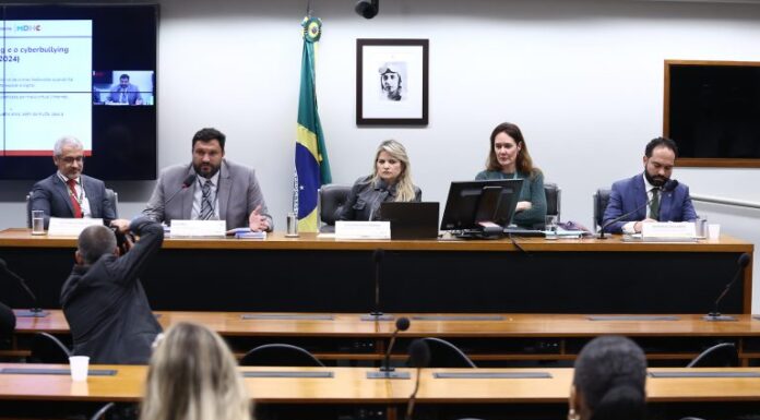 Debatedores defendem conscientização geral sobre riscos para crianças na internet Debatedores defendem conscientização geral sobre riscos para crianças na internet