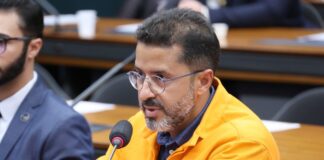 Debatedores divergem sobre medidas do governo para conter preços dos combustíveis Debatedores divergem sobre medidas do governo para conter preços dos combustíveis
