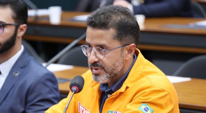 Debatedores divergem sobre medidas do governo para conter preços dos combustíveis Debatedores divergem sobre medidas do governo para conter preços dos combustíveis