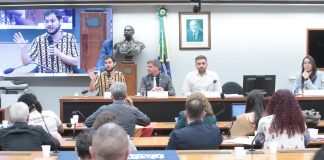 Debatedores pedem combate a preconceitos e defendem políticas públicas para população LGBTQIA+ Debatedores pedem combate a preconceitos e defendem políticas públicas para população LGBTQIA+