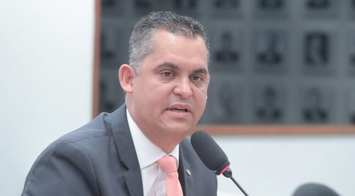 Defesas Civis cobram carreira, recursos e menos burocracia diante de catástrofes Defesas Civis cobram carreira, recursos e menos burocracia diante de catástrofes