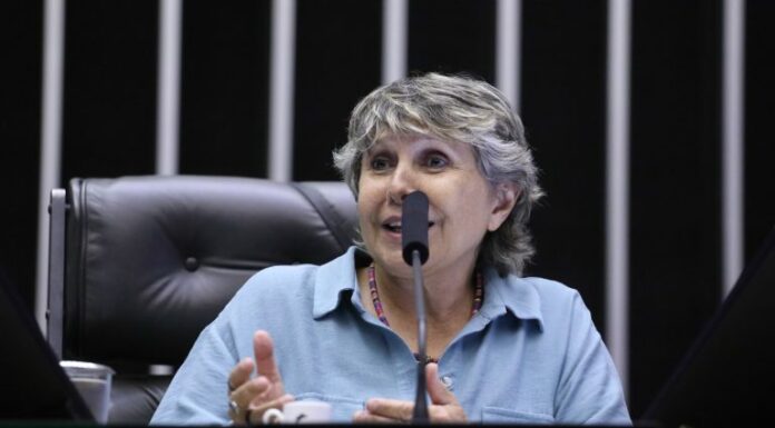 Deputada defende caráter multidisciplinar no enfrentamento ao HIV/Aids Deputada defende caráter multidisciplinar no enfrentamento ao HIV/Aids