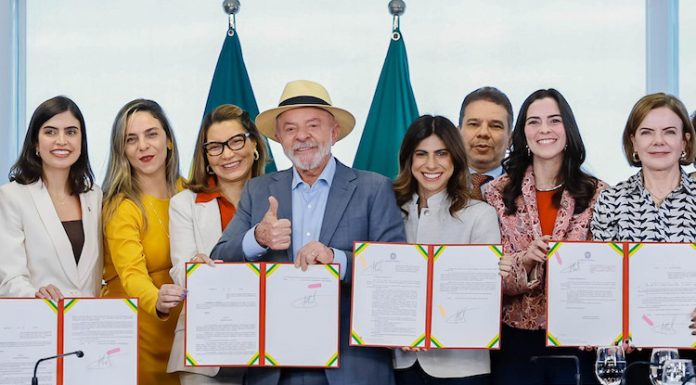 Deputadas apontam avanços com novas leis do Pix Pensão e de divulgação do Ligue 180 Deputadas apontam avanços com novas leis do Pix Pensão e de divulgação do Ligue 180