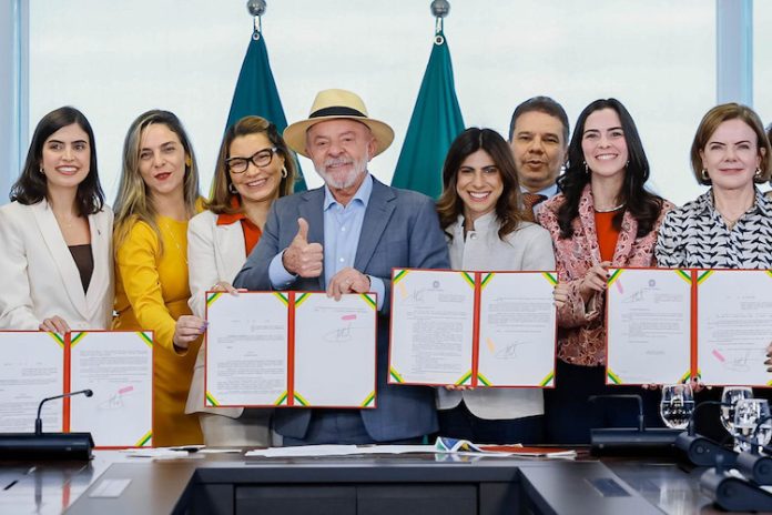 Deputadas apontam avanços com novas leis do Pix Pensão e de divulgação do Ligue 180 Deputadas apontam avanços com novas leis do Pix Pensão e de divulgação do Ligue 180