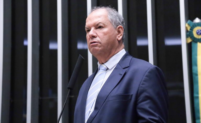 Deputado Alceu Moreira fala ao microfone