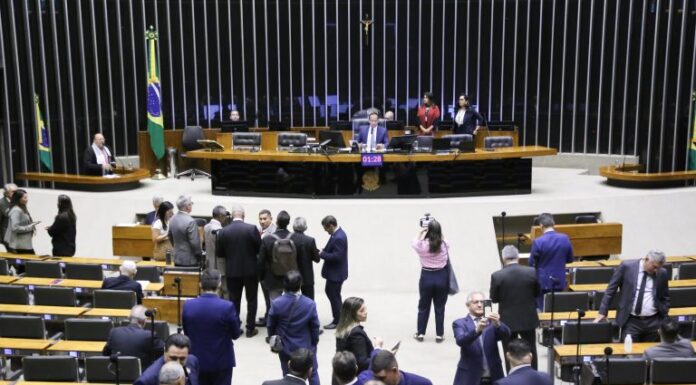 Deputados analisam pena maior pela posse ou porte de arma de fogo de uso proibido; acompanhe Deputados analisam pena maior pela posse ou porte de arma de fogo de uso proibido; acompanhe