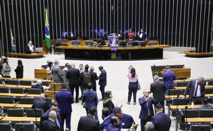 Deputados analisam pena maior pela posse ou porte de arma de fogo de uso proibido; acompanhe