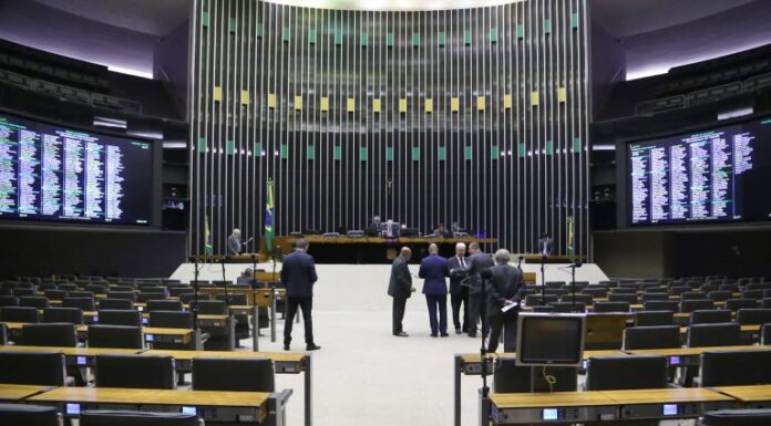 Deputados analisam projeto que cria o Estatuto do Aprendiz; acompanhe Deputados analisam projeto que cria o Estatuto do Aprendiz; acompanhe