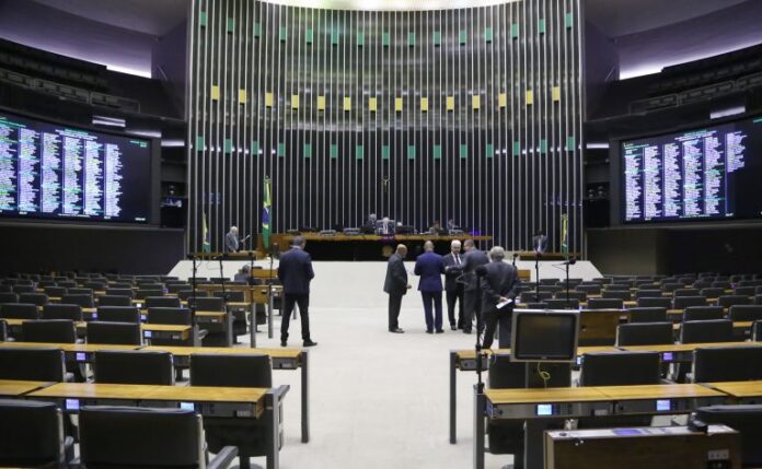 Deputados analisam projeto que cria o Estatuto do Aprendiz; acompanhe