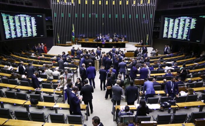 Deputados analisam projeto que perdoa dívidas tributárias das Apaes; acompanhe